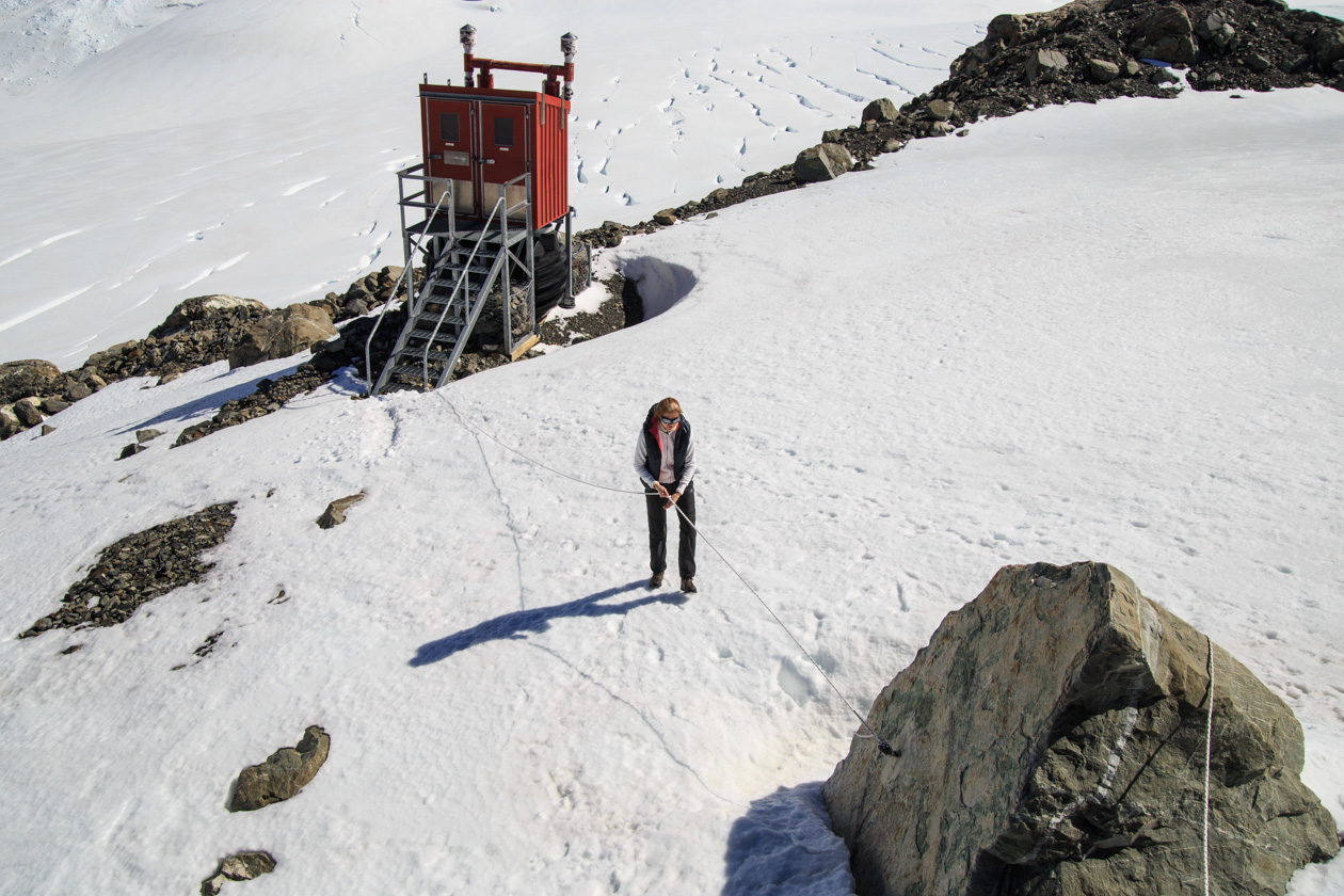      (Plateau Hut)     (Grand Plateau Glacier).       .