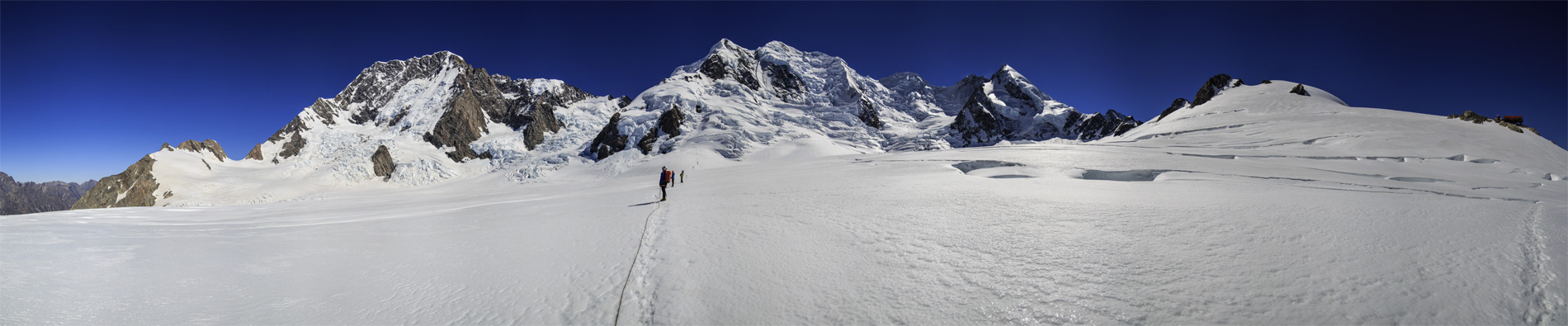       (Grand Plateau Glacier).  : Anzac Peaks 2528/2513, Cinerama Col 2333, Aoraki/Mount Cook 3724, Linda Glacier, Mt Silberhorn 3300, Mount Tasman 3497, Lendenfeld Peak 3194, Engineer Col 3093, Mount Haast 3114, Marcel Col 2987, Mount Dixon 3004, Plateau Hut.