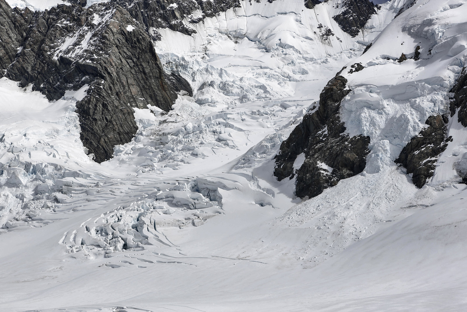        (Plateau Hut).         (Linda Glacier).