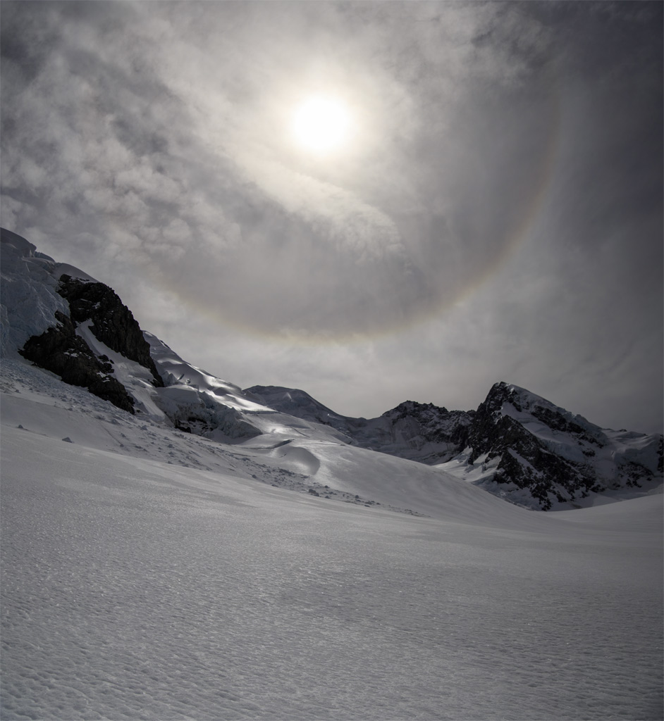      .      (Grand Plateau Glacier).