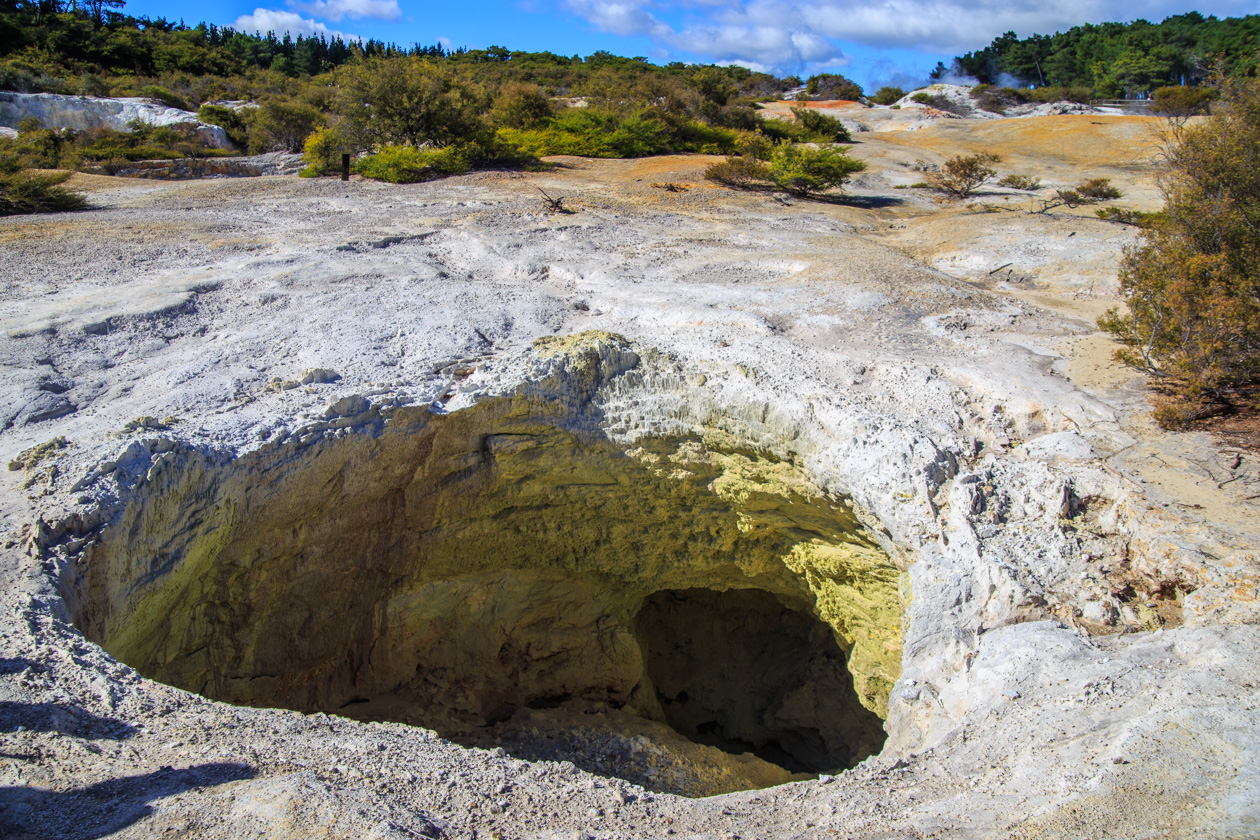  (Rotorua).<br>  Wai-O-Tapu Thermal Wonderland.<br>  (Devil's Home).