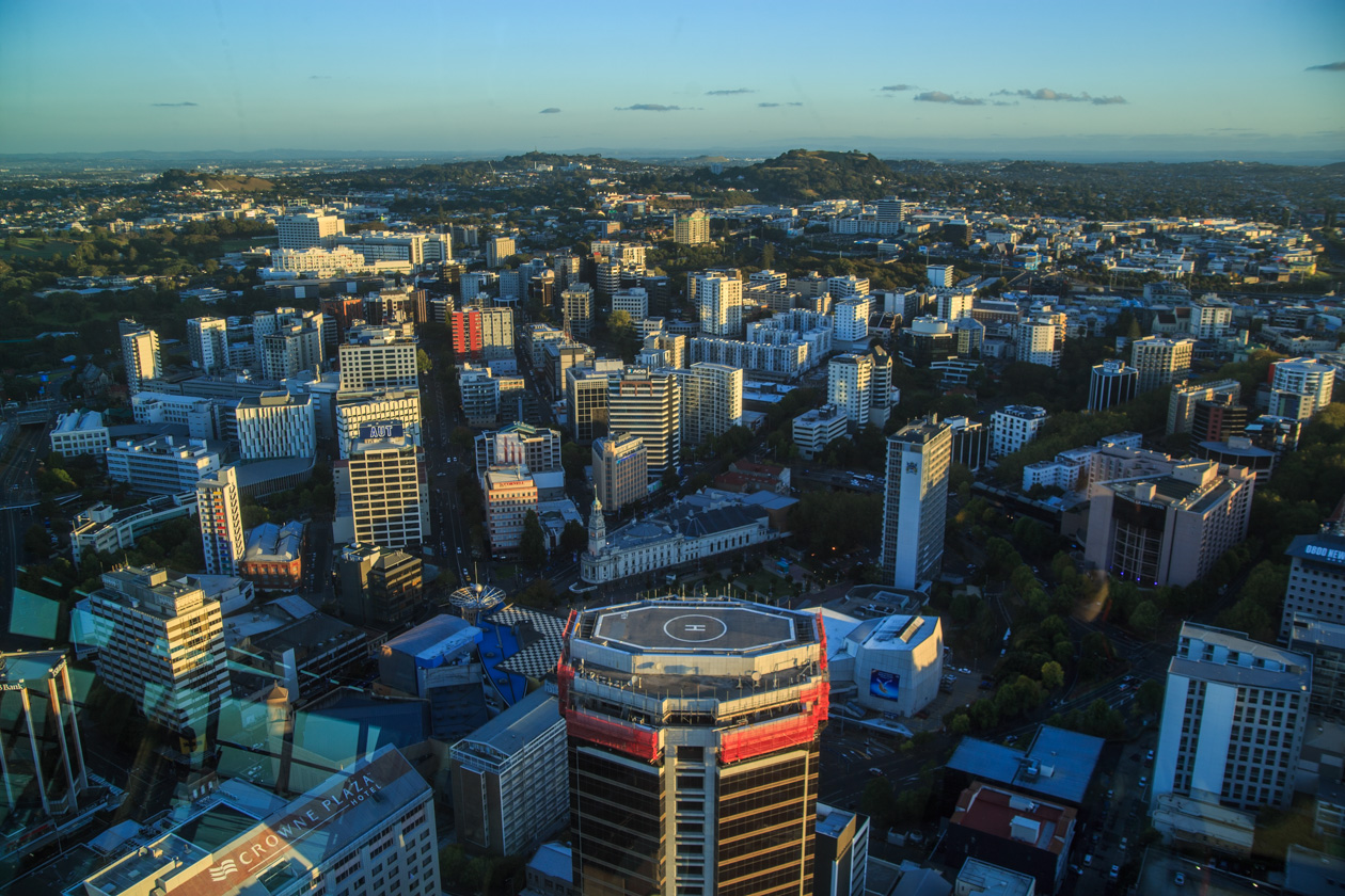  (Auckland).<br>   Sky Tower.<br>   .   -    .