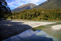     Mount Aspiring.    Blue River    (Makarora River).         .