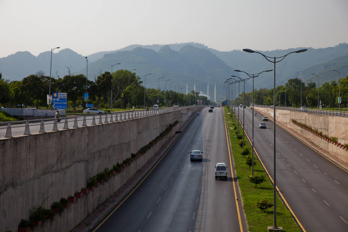  (Islamabad).<br> .<br>         (Faisal Mosque)    (Margalla Hills).