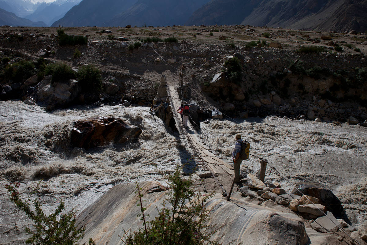   ,    (Biafo Glacier).