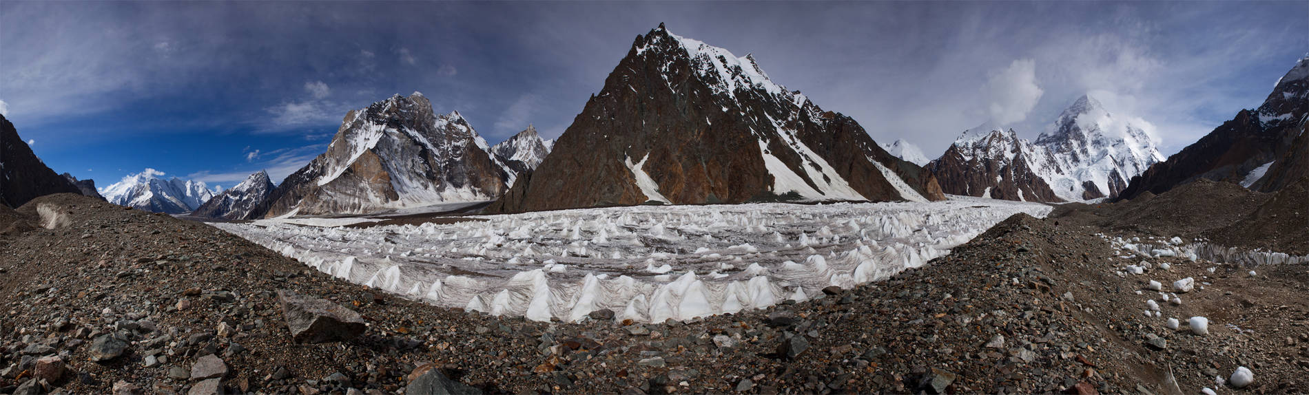     (Godwin Austen Glacier)     Broad Peak 8047 ().<br> : K2 (Choghori) 8611,   Angel Peak 6805,    6379,    Khakhal Glacier, Marble Peak 6238, Mitre Peak 6010, Chogolisa 7665.