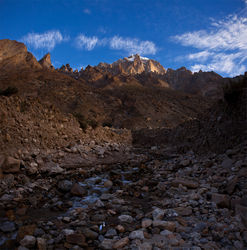      (Baltoro Glacier)  ,      (Paiju Peak).