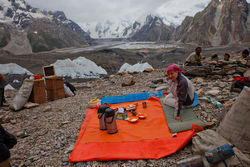   (Baltoro Glacier).<br>    I (Goro I).