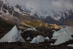     (Baltoro Glacier)    II (Goro II).