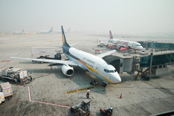  Boeng 737  Jet Airways,        .