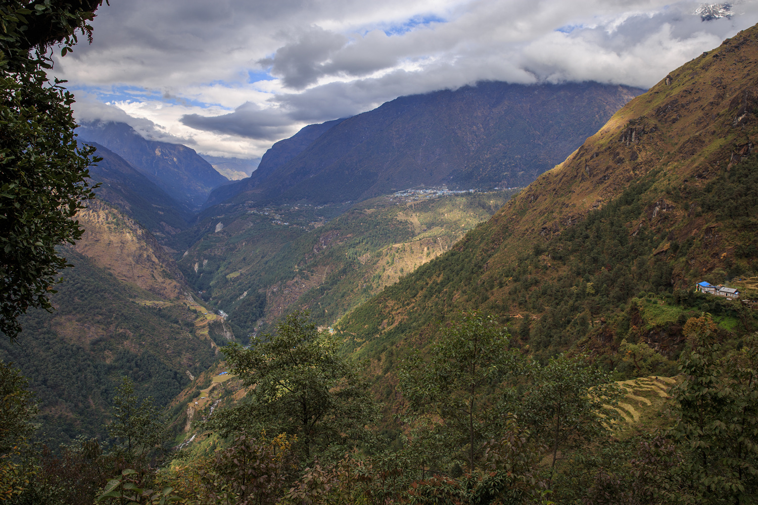        (Chutok La)     Dudh Koshi.    (Lukla).