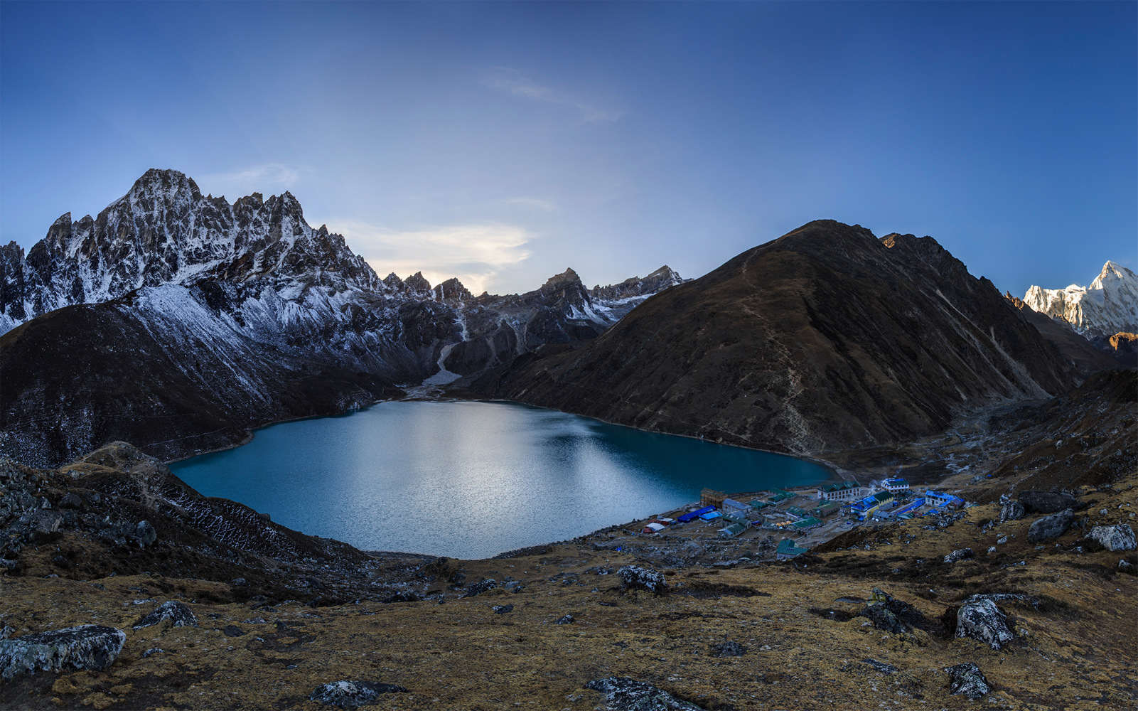     (Gokyo).        (Ngozumpa Glacier).