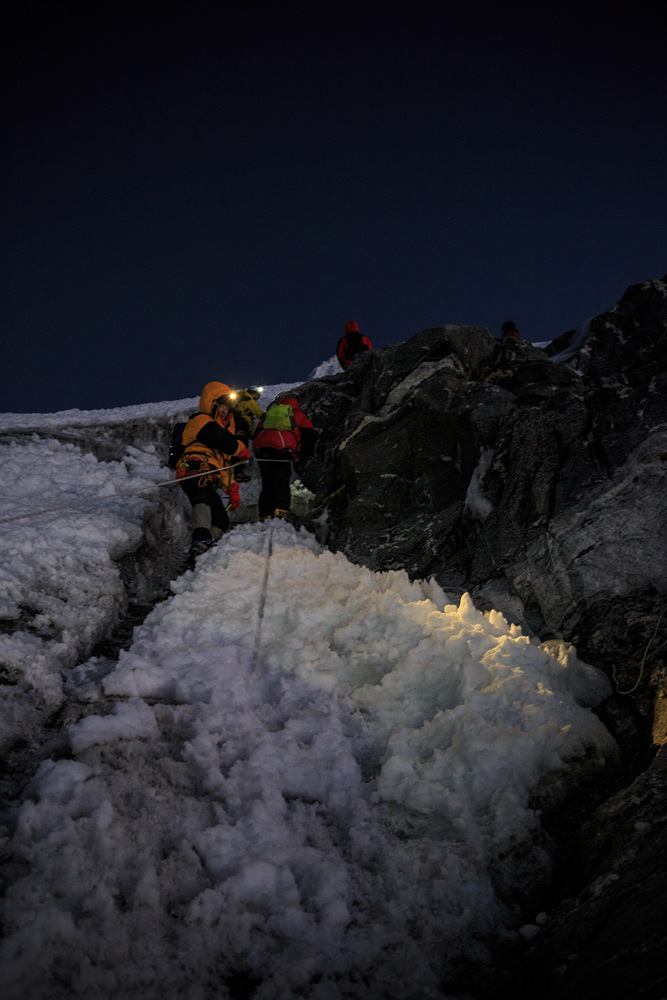      (Lobuche East) 6119.   -     5775 .