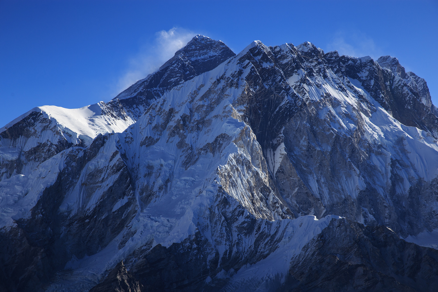      (Lobuche East) 6119.      5970   ,   .      13     3   .