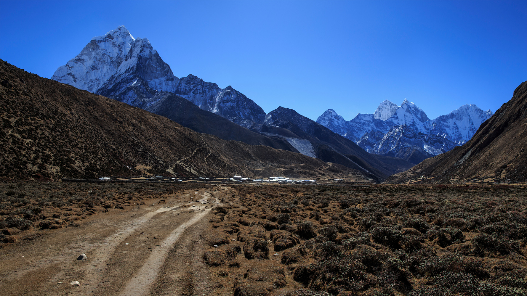     (Pheriche).    (Ama Dablam) 6812,   (Kangtega) 6782   (Thamserku) 6618.