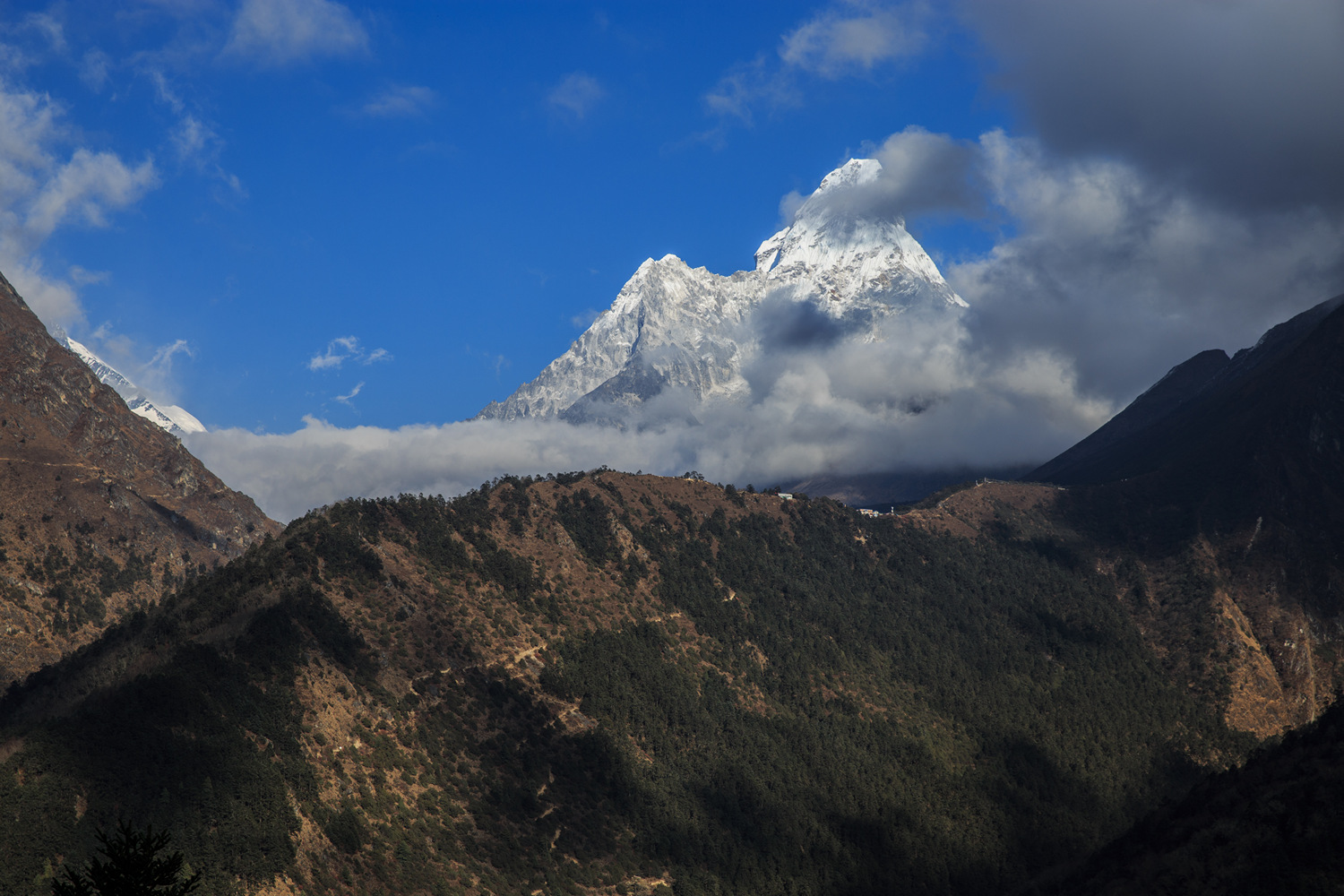      -      (Tengboche),    .