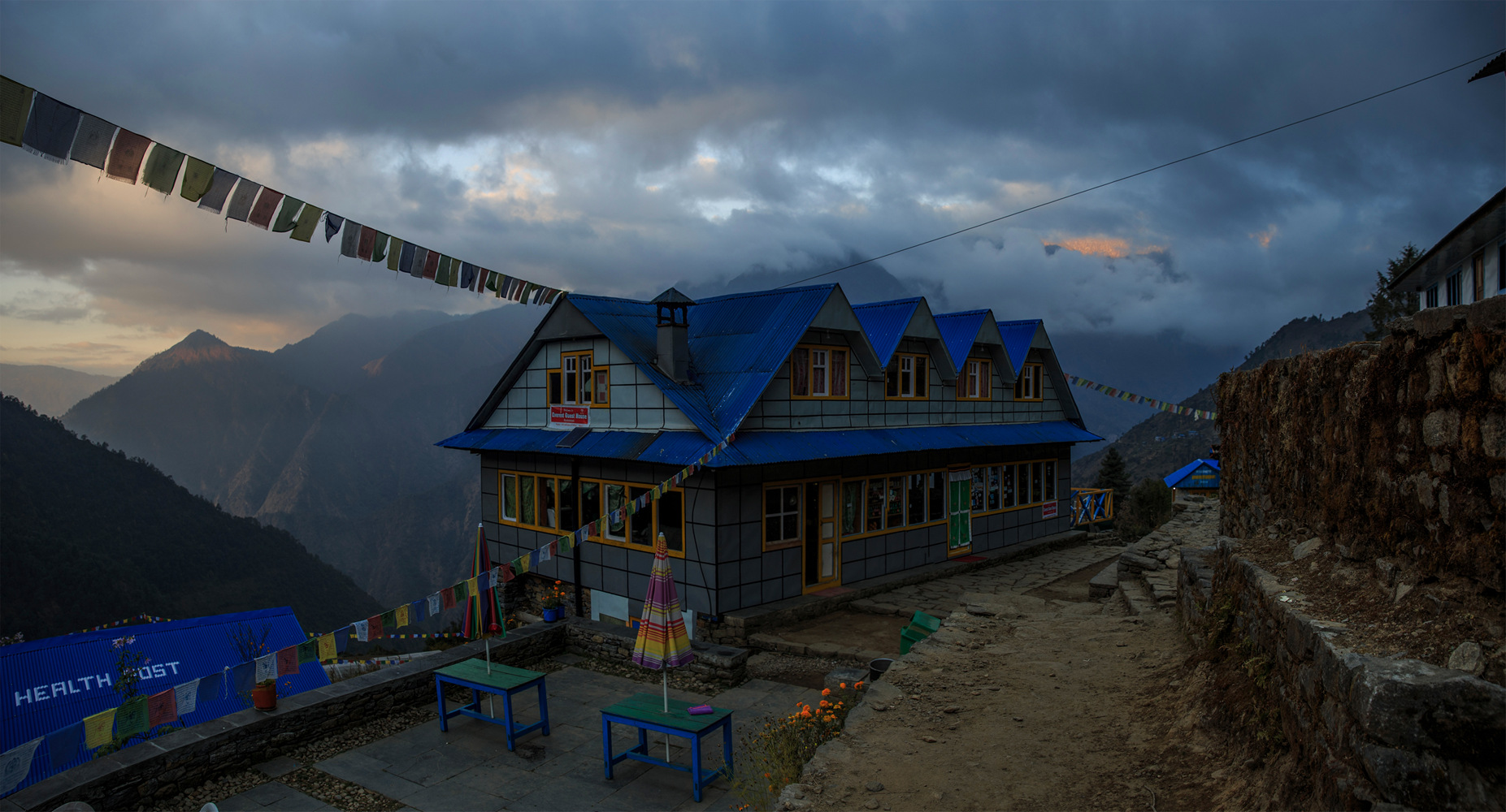  (Puiya, Chutok). Everest Guest House,    .