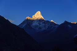  (Mong).   (Ama Dablam) 6812  .